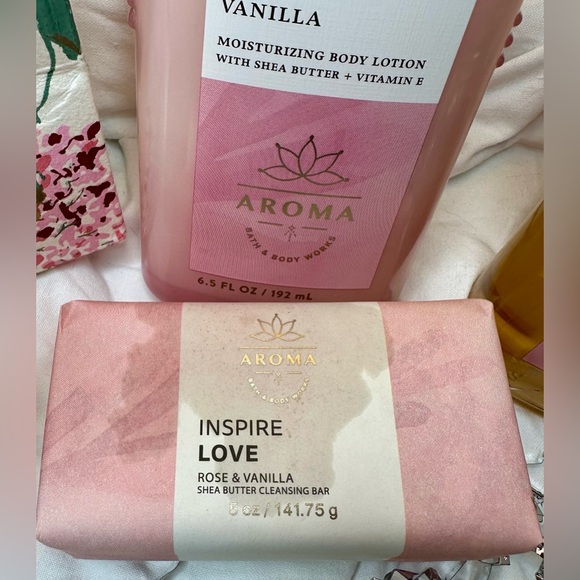 BATH & BODY WORKS “INSPIRE LOVE”💗 Soft Rose &Vanilla GIFT SET - Picture 5 of 9